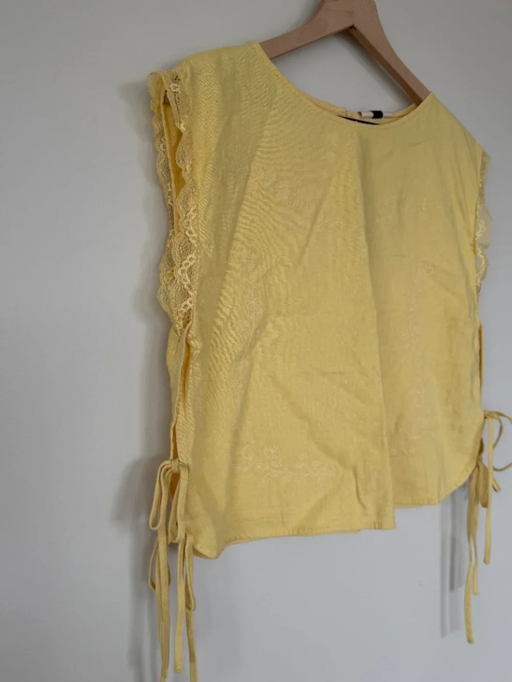 Universal Thread Embroidered Tie Top NWT size M - Picture 4 of 5
